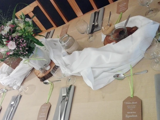 festlich gedeckte Tafel