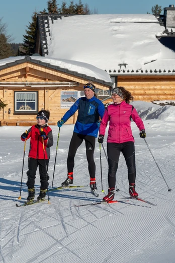 Berglandloipe im Hintergrund die Berglandresidenz