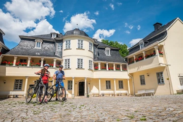 Radfahrer im Innenhof des Musikinstrumenten-Museums Markneukirchen
