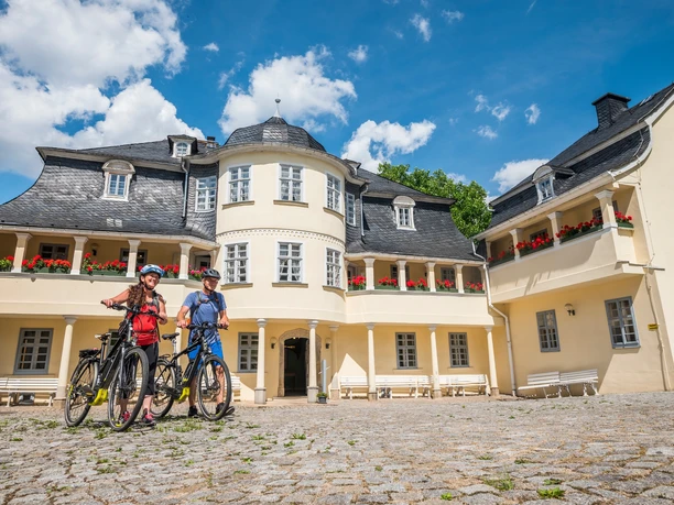 Radfahrer im Innenhof des Musikinstrumenten-Museums Markneukirchen