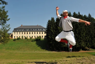 Müllerbursche vor dem Leubnitzer Schloss