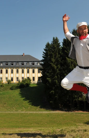 Müllerbursche vor dem Leubnitzer Schloss