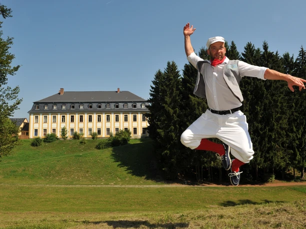 Müllerbursche vor dem Leubnitzer Schloss