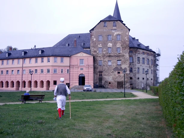Müllerbursche vor dem Schloss Mühltroff