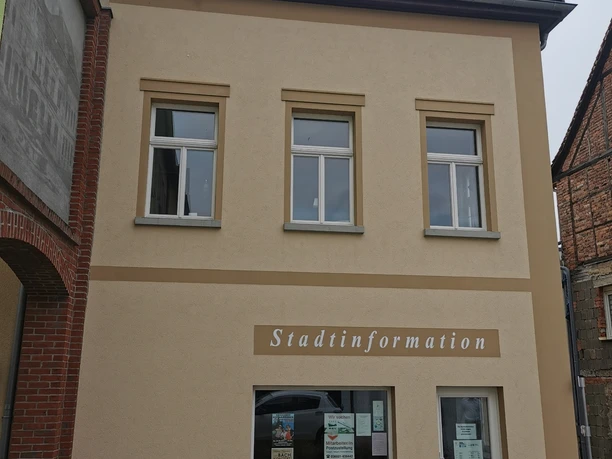 Stadtinformation am Markt von Münchenbernsdorf