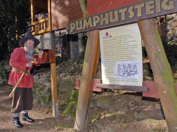 Pumphutdarsteller Heiko Harig an Stempelstelle/Sagentafel