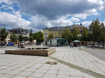 Neumarkt mit Brunnen Stadt Auerbach/Vogtland