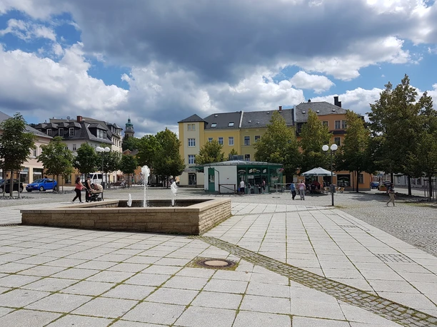 Neumarkt mit Brunnen Stadt Auerbach/Vogtland