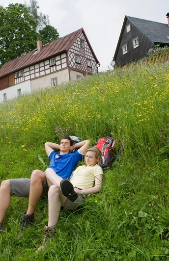 Wanderer bei der Rast im Dorf Raun bei Bad Brambach