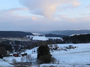 Panoramablick auf Elterlein und Schwarzbach - im Hintergrund Fichtelberg u. Oberbecken Markersbach