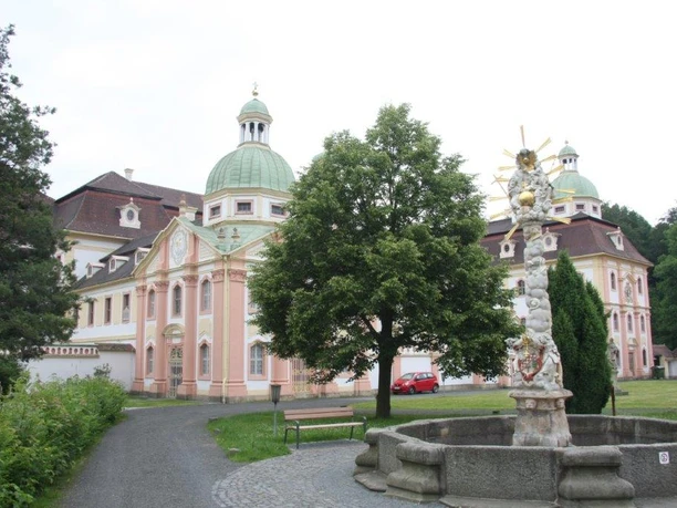 Klosteranlage St. Marienthal mit dem Dreifaltigkeitsbrunnen