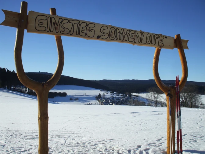 Einstieg in die Sonnenloipe Sosa an der Köhlerei Gläser, Schwarzenberger Straße