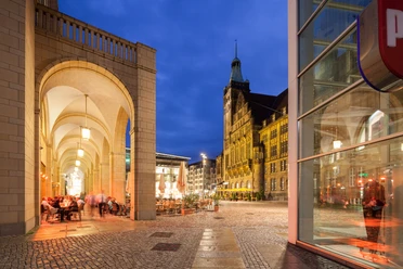 Blick über den Neumarkt zum Neuen Rathaus
