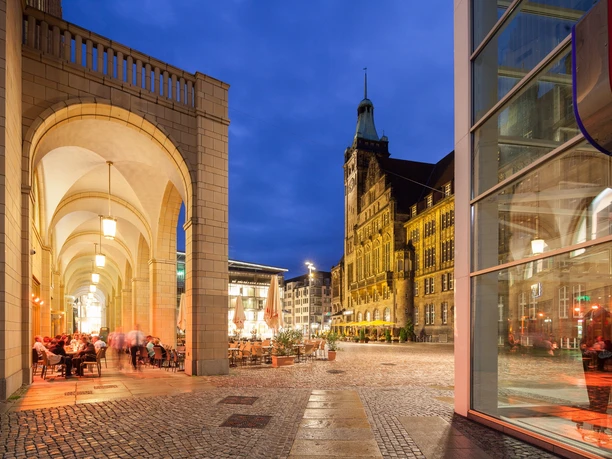 Blick über den Neumarkt zum Neuen Rathaus