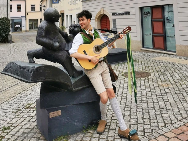Musikalische Stadtführung vor dem Erich-Ohser-Haus