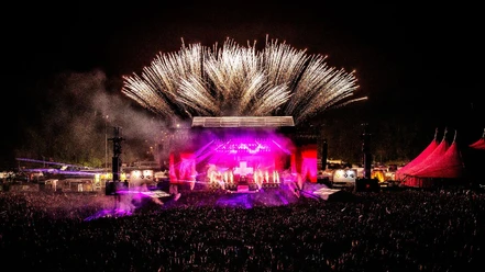 martingarrix_bartheemskerk_pinkpop2017_02_hq Show auf der Pinkpop Bühne, umgeben von glitzerndem Feuerwerk und tosenden Menschenmengen.