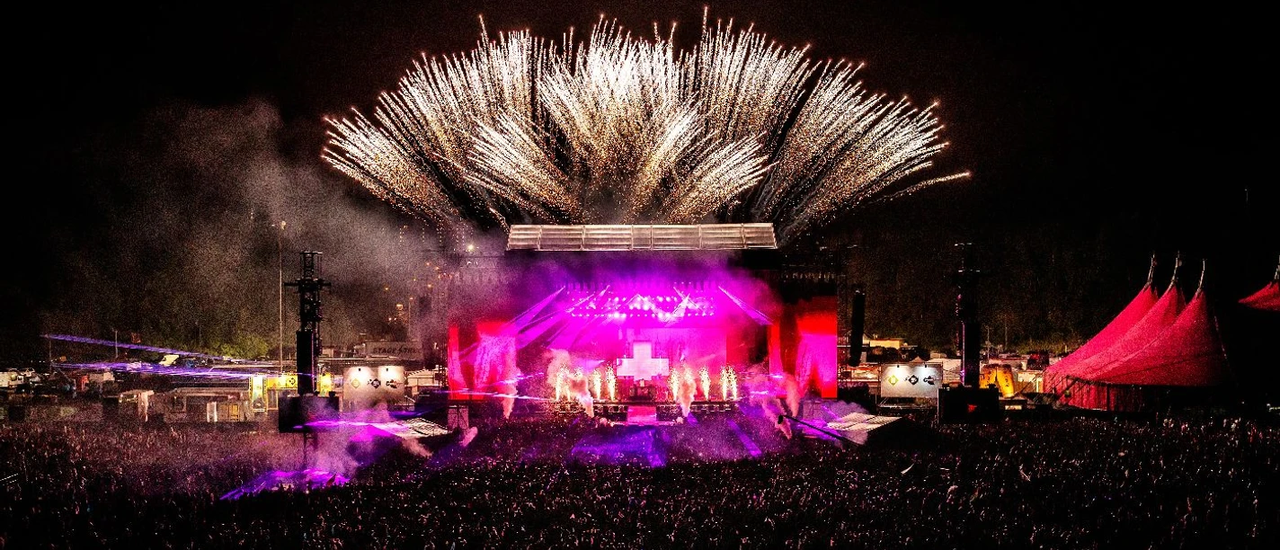 martingarrix_bartheemskerk_pinkpop2017_02_hq Show auf der Pinkpop Bühne, umgeben von glitzerndem Feuerwerk und tosenden Menschenmengen.