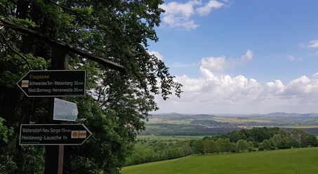 Wegweiser an der Eisgasse mit Blick auf Großschönau