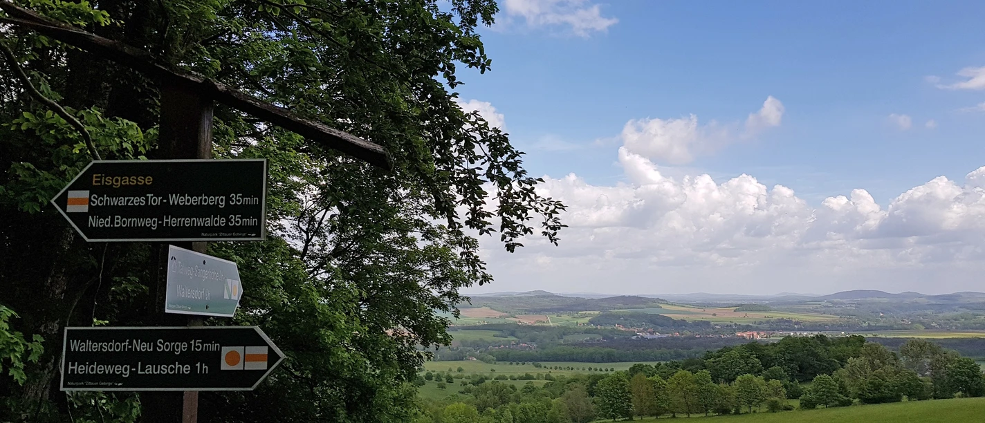 Wegweiser an der Eisgasse mit Blick auf Großschönau