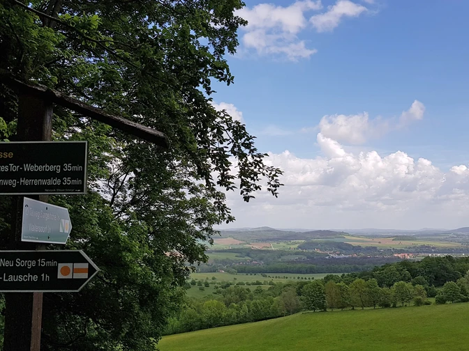 Wegweiser an der Eisgasse mit Blick auf Großschönau