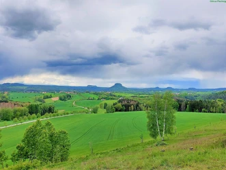 Aussichtsreicher Blick zum Pfaffenstein, Festung Königstein, Lilienstein, Bärensteinen und Rauenstein