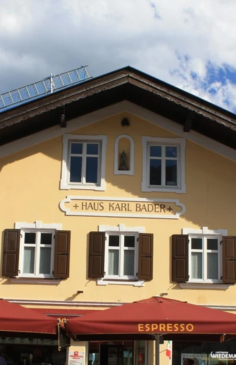 hier liegen die Wohnungen im 1.und 2,Stock