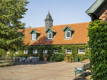 Outbuilding Lüdersburg Castle Nebengebäude Schloss LüdersburgOutbuilding Lüdersburg CastleDépendances du château de LüdersburgBijgebouw Kasteel LüdersburgUdhus Lüdersburg Slot