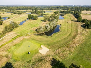 Golfbaan Lüdersburg Der Golfplatz in Lüdersburg in der VogelperspektiveBird's eye view of the golf course in LüdersburgLe terrain de golf de Lüdersburg vu du cielVogelvlucht van de golfbaan in LüdersburgGolfbanen i Lüdersburg set i fugleperspektiv