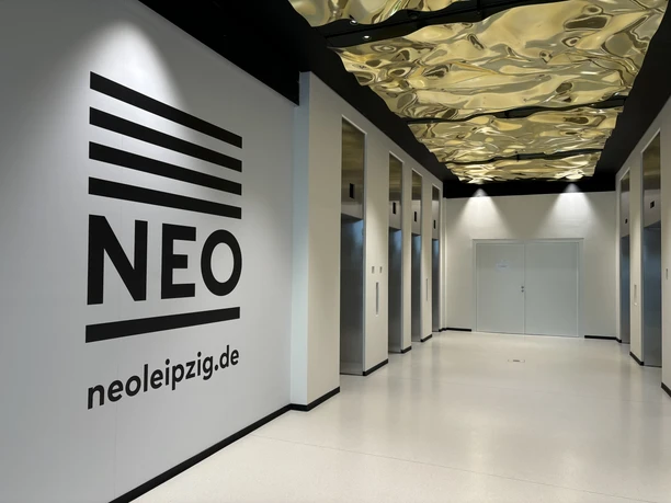 Golddecke des NEO Leipzig - Shopping in Leipzigs Innenstadt Die Golddecke im NEO Leipzig sticht ins Auge.