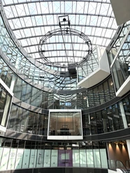 Atrium NEO Leipzig - centrum Lipska Světlem zalité atrium láká k nákupům.