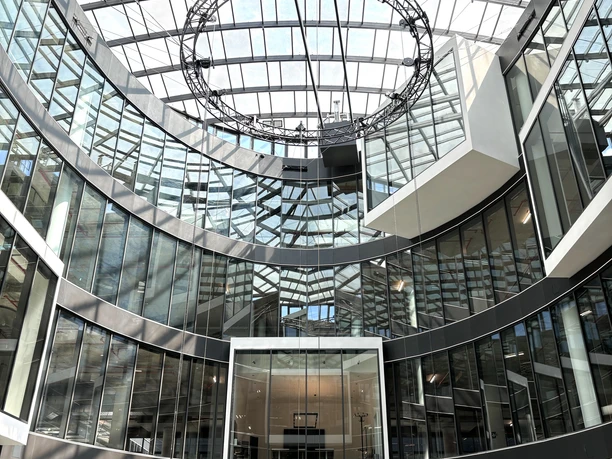 Atrium NEO Leipzig - centrum Lipska Zalane światłem atrium zachęca do zakupów.