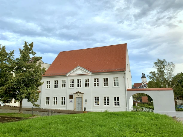 Ringelnatz-Geburtshaus Das Geburtshaus von Joachim Ringelnatz in Wurzen, ein schlichtes, weiß getünchtes Gebäude.