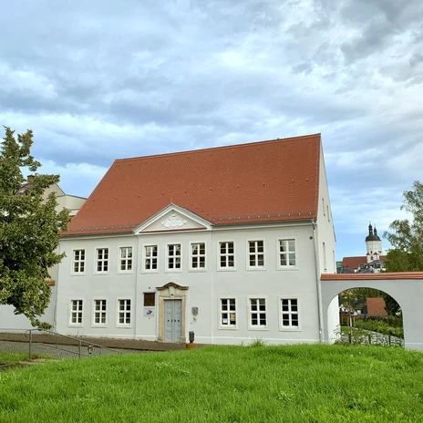Rodný dům Joachima Ringelnatze ve Wurzenu, jednoduchá, obílená budova.