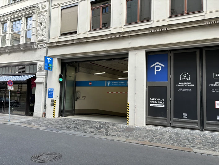 Einfahrt Parkhaus Neumarkt - Parken in Leipzig Das Foto zeigt die Einfahrt des Parkhaus Neumarkt in der Leipziger Innenstadt.