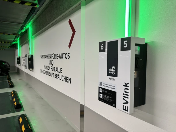 Na vícepodlažním parkovišti Neumarkt je k dispozici řada dobíjecích míst pro elektromobily.