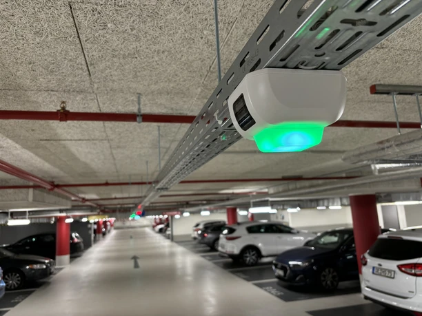 Inteligentne czujniki LED pokazują z daleka, gdzie są wolne miejsca parkingowe.