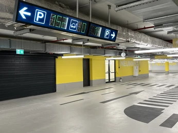 Parkdeck im Parkhaus Neumarkt - Parkhäuser in Leipzigs Innenstadt Das Parkhaus Neumarkt in der Leipziger Innenstadt verfügt über 400 Stellplätze.