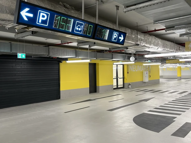Parkdeck im Parkhaus Neumarkt - Parkhäuser in Leipzigs Innenstadt Das Parkhaus Neumarkt in der Leipziger Innenstadt verfügt über 400 Stellplätze.