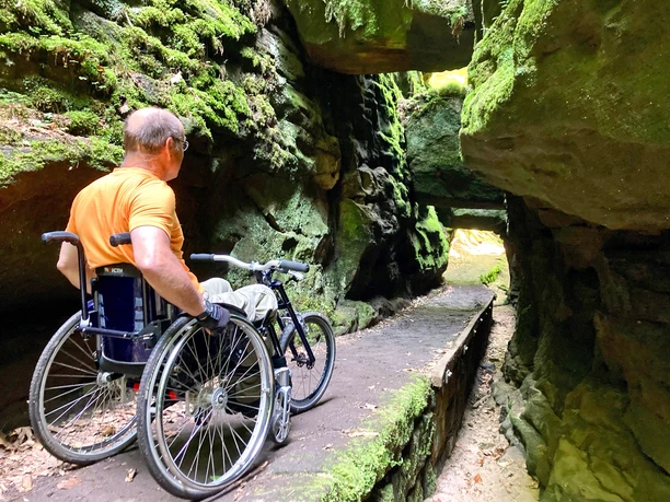 Mit dem Rollstuhl durch das Felsentor im Uttewalder Grund