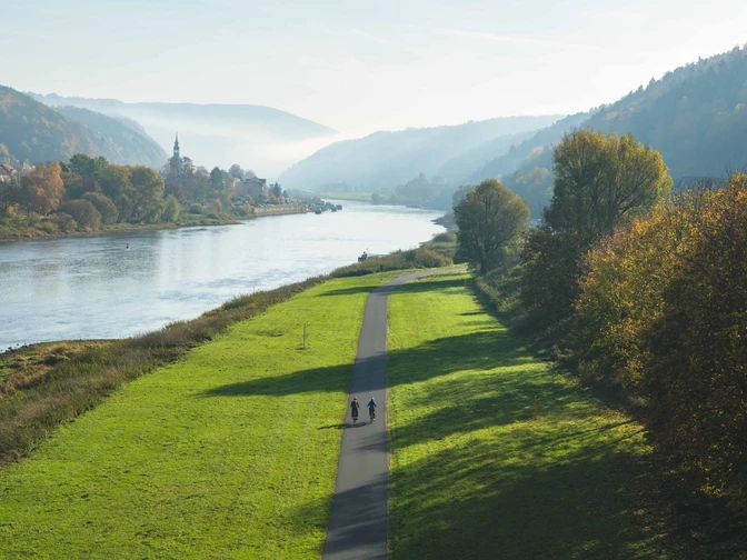 Panoramablick von der Stadtbrücke auf Bad Schandau mit dem Elberadweg