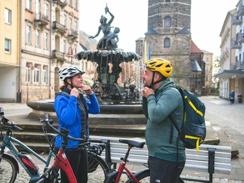 Fahrradfahrer auf dem Marktplatz in Bad Schandau