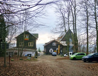Blick zur Brandaussicht mit Brandbaude (links)