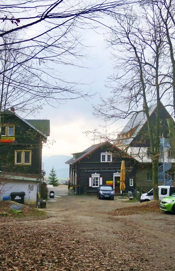 Blick zur Brandaussicht mit Brandbaude (links)