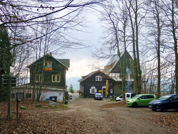 Blick zur Brandaussicht mit Brandbaude (links)
