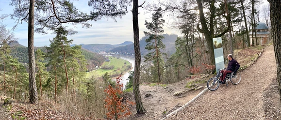 Blick von der Johann-Alexander-Thiele-Aussicht über die Elbschleife bei Königstein, links davon der Lilienstein, rechts die Festung Königstein