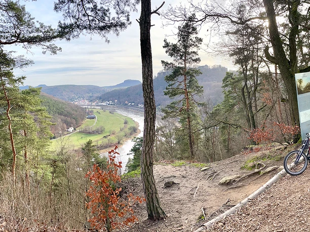 Blick von der Johann-Alexander-Thiele-Aussicht über die Elbschleife bei Königstein, links davon der Lilienstein, rechts die Festung Königstein