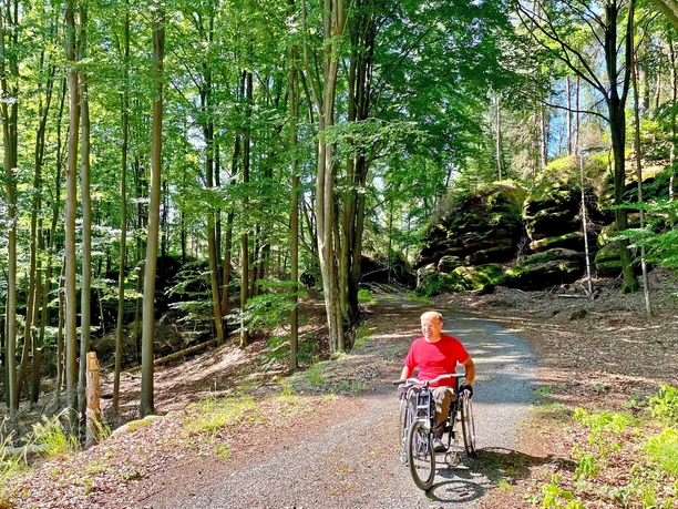 Mit dem Rollstuhl auf dem Oberen Steinbruchweg