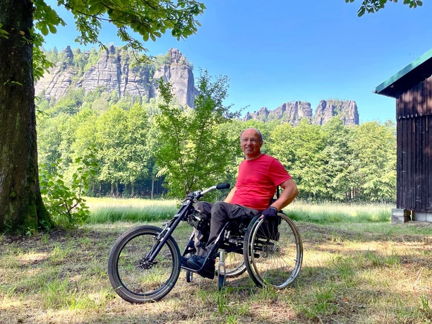 Am Rastplatz auf der Wildwiese mit Blick zu den Schrammsteinen