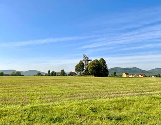 Blick zum barrierefrei zugänglichen Aussichtsturm in Rathmannsdorf-Höhe