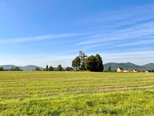 Blick zum barrierefrei zugänglichen Aussichtsturm in Rathmannsdorf-Höhe